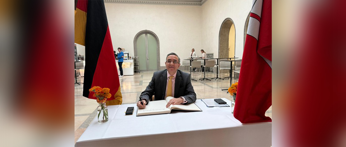 Ambassador Ajit Gupte met with the CEO of Hapag-Lloyd AG, Mr. Rolf Habben Jansen, in Hamburg on June 10, 2025 and signed the Golden Book.