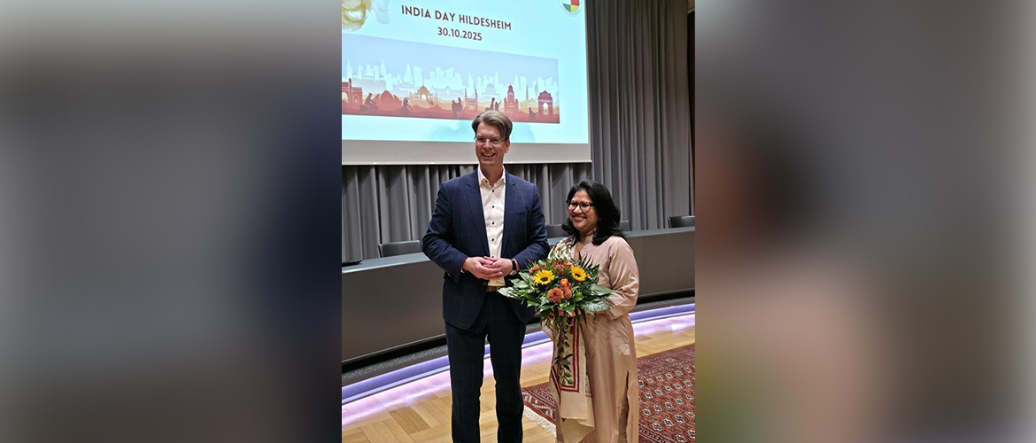 The Consul General with the Mayor of Hildesheim at India Day Hildesheim on 30.10.2025